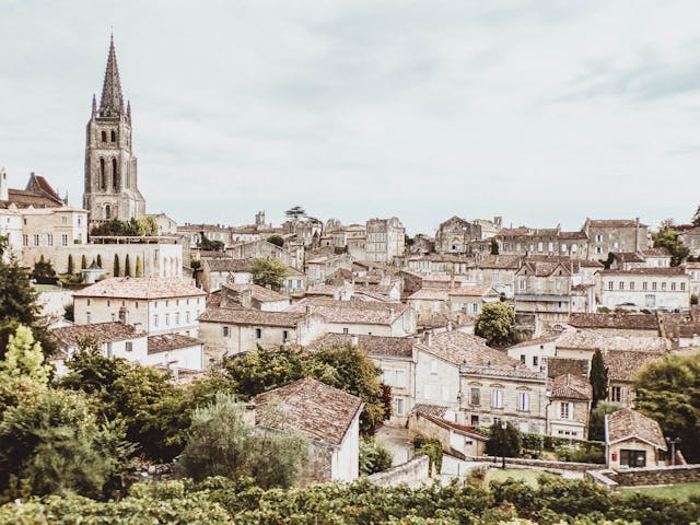 Saint-Emilion vu sur les toits et le clocher